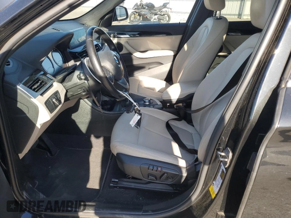 2021 BMW X1 sDrive28i z VIN WBXJG7C02M5U22447, wystawiony jako Copart lot #52927285 z przebiegiem 45 128 mil mil oraz Szkody całkowita. Historia ofert i sprzedaży dostępna na DreamBid. Obrazek 7.