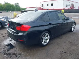 2013 BMW 3 Series 320i xDrive с VIN WBA3C3C55DF982704, выставлен на аукционе IAAI как лот 42129268 с пробегом 112 318 миль миль и . История ставок и продаж доступна на DreamBid. Изображение 4.