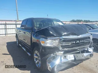 2020 Ram 1500 Big Horn z VIN 1C6SRFFT7LN137051, wystawiony jako IAAI lot #41839681 z przebiegiem 45 385 mil mil oraz . Historia ofert i sprzedaży dostępna na DreamBid. Obrazek 1.