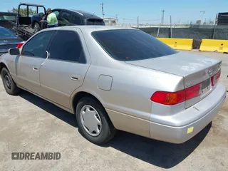 2000 Toyota Camry CE z VIN 4T1BG22K2YU924681, wystawiony jako IAAI lot #42517917 z przebiegiem 228 920 mil mil oraz . Historia ofert i sprzedaży dostępna na DreamBid. Obrazek 3.
