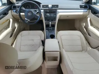2014 Volkswagen Passat Wolfsburg Edition z VIN 1VWAT7A33EC022610, wystawiony jako Copart lot #51135715 z przebiegiem 94 537 mil mil oraz Czysty tytuł • Clean title. Historia ofert i sprzedaży dostępna na DreamBid. Obrazek 8.