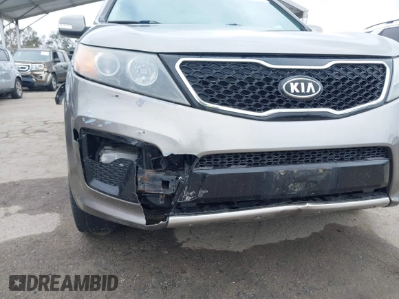 2013 Kia Sorento SX z VIN 5XYKW4A23DG400942, wystawiony jako IAAI lot #42185267 z przebiegiem 162 209 mil mil oraz . Historia ofert i sprzedaży dostępna na DreamBid. Obrazek 20.