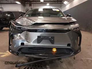 2023 Toyota bZ4X XLE z VIN JTMABACA3PA038951, wystawiony jako IAAI lot #41961433 z przebiegiem 10 261 mil mil oraz . Historia ofert i sprzedaży dostępna na DreamBid. Obrazek 12.