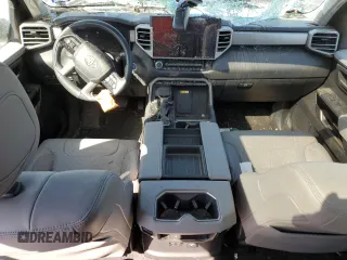 2024 Toyota Tundra Limited Hybrid z VIN 5TFWC5DB7RX045130, wystawiony jako Copart lot #50932715 z przebiegiem 17 046 mil mil oraz Szkoda całkowita • Salvage title. Historia ofert i sprzedaży dostępna na DreamBid. Obrazek 8.