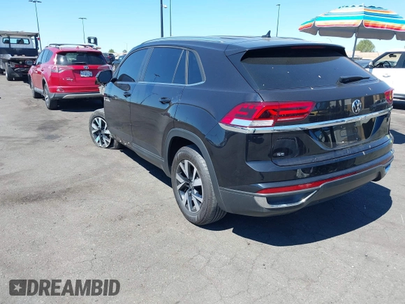 2023 Volkswagen Atlas SE z VIN 1V2DC2CA0PC206192, wystawiony jako IAAI lot #41856061 z przebiegiem 23 572 mil mil oraz . Historia ofert i sprzedaży dostępna na DreamBid. Obrazek 3.
