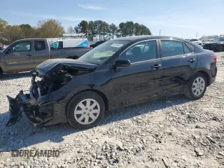 2023 Kia Rio S z VIN 3KPA24AD3PE560703, wystawiony jako Copart lot #50829885 z przebiegiem 1501 mil mil oraz Szkody całkowita. Historia ofert i sprzedaży dostępna na DreamBid. Obrazek 1.