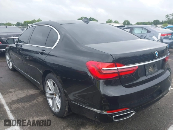 2018 BMW 7 Series 750i z VIN WBA7F0C59JGM23945, wystawiony jako IAAI lot #42236737 z przebiegiem 65 576 mil mil oraz . Historia ofert i sprzedaży dostępna na DreamBid. Obrazek 3.