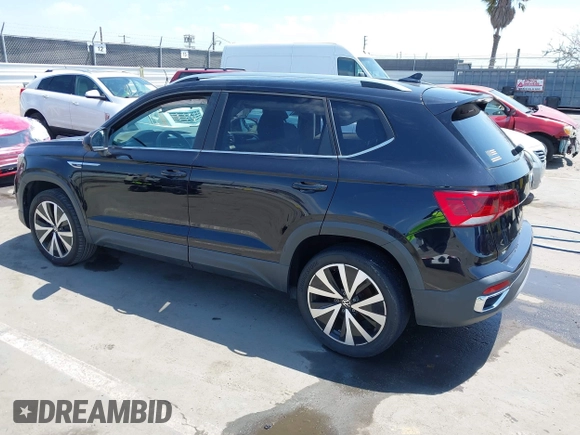 2022 Volkswagen Taos SE z VIN 3VVRX7B2XNM068564, wystawiony jako IAAI lot #42174805 z przebiegiem 26 307 mil mil oraz . Historia ofert i sprzedaży dostępna na DreamBid. Obrazek 3.