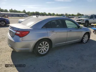 2014 Chrysler 200 Touring z VIN 1C3CCBBG7EN106809, wystawiony jako Copart lot #56371805 z przebiegiem 114 226 mil mil oraz Czysty tytuł • Clean title. Historia ofert i sprzedaży dostępna na DreamBid. Obrazek 3.