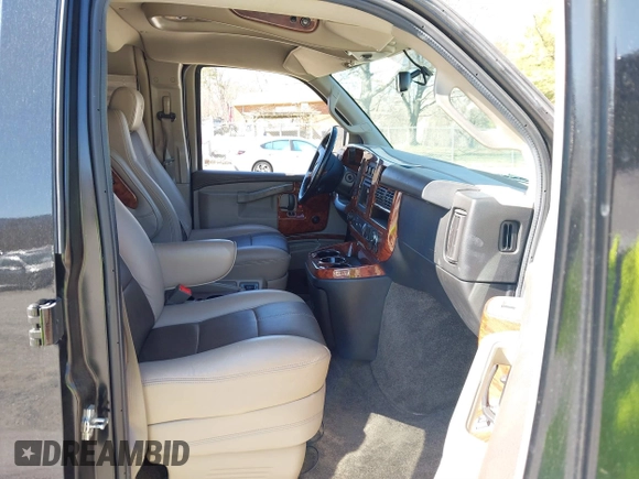 2018 GMC Savana Cargo Van with VIN 1GTW7BFG5J1160683, listed as a IAAI auction lot 41822345 with 81,359 mi miles. Bid and sale history available at carsss.com. Image 5.