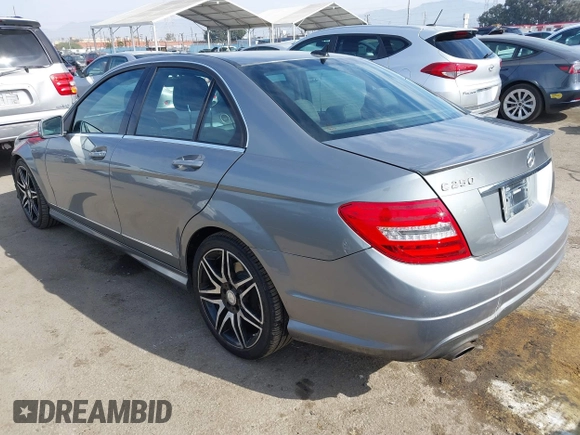 2014 Mercedes-Benz C 250 Sport z VIN WDDGF4HBXEG220003, wystawiony jako IAAI lot #41473006 z przebiegiem 98 949 mil mil oraz . Historia ofert i sprzedaży dostępna na DreamBid. Obrazek 3.