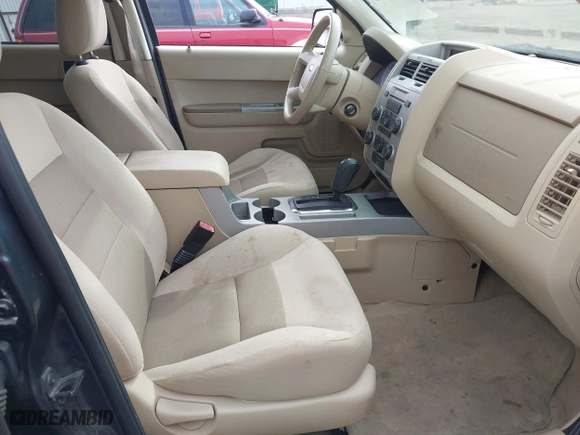 2008 Ford Escape XLT with VIN 1FMCU93Z88KC16688, listed as a IAAI auction lot 41910735 with 207,577 mi miles. Bid and sale history available at carsss.com. Image 5.