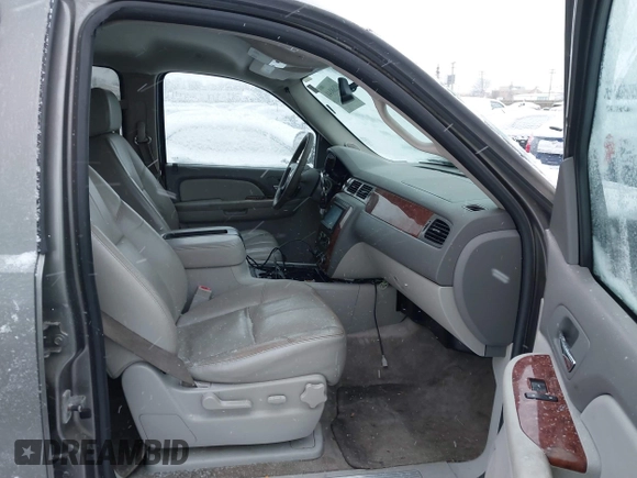 2008 Chevrolet Suburban Commercial with VIN 1GNFK16398J226725, listed as a IAAI auction lot 41268141 with 1 mi miles. Bid and sale history available at carsss.com. Image 5.