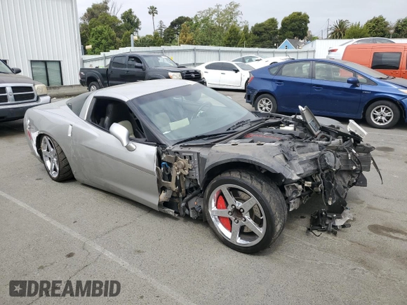 2008 Chevrolet Corvette z VIN 1G1YY26W685116510, wystawiony jako Copart lot #55888895 z przebiegiem Nie podano mil oraz Szkoda całkowita • Salvage title. Historia ofert i sprzedaży dostępna na DreamBid. Obrazek 4.