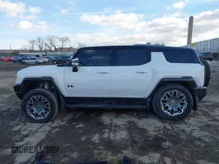 2025 GMC Hummer EV 3X with VIN 1GKB0RDC4SU101284, listed as a IAAI auction lot 41444686 with 4,548 mi miles. Bid and sale history available at carsss.com. Image 14.