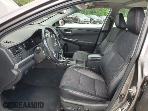 2017 Toyota Camry XLE z VIN 4T1BF1FK6HU389524, wystawiony jako Copart lot #56341345 z przebiegiem 156 516 mil mil oraz Czysty tytuł • Clean title. Historia ofert i sprzedaży dostępna na DreamBid. Obrazek 7.