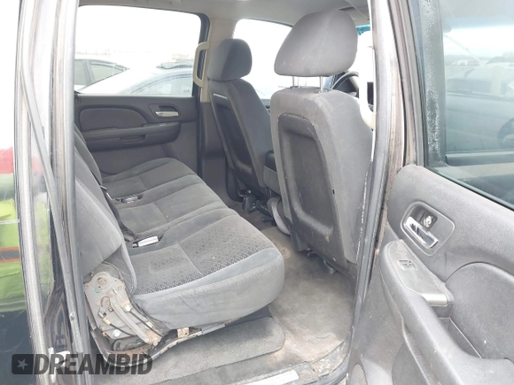 2007 Chevrolet Suburban LTZ with VIN 1GNFC16007J317898, listed as a IAAI auction lot 41560031 with 271,370 mi miles. Bid and sale history available at carsss.com. Image 8.