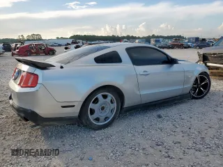 2012 Ford Mustang Premium z VIN 1ZVBP8AM7C5285563, wystawiony jako Copart lot #60732815 z przebiegiem 134 923 mil mil oraz Szkoda całkowita • Salvage title. Historia ofert i sprzedaży dostępna na DreamBid. Obrazek 3.