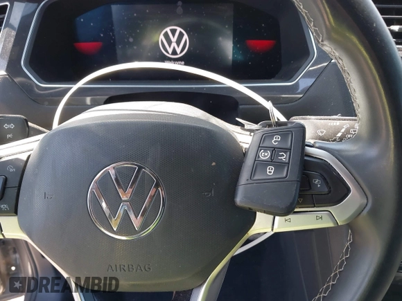 2023 Volkswagen Tiguan SE R-Line Black z VIN 3VVCB7AX1PM057201, wystawiony jako IAAI lot #41977239 z przebiegiem 84 840 mil mil oraz . Historia ofert i sprzedaży dostępna na DreamBid. Obrazek 11.
