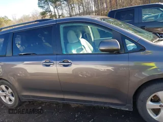 2017 Toyota Sienna LE Auto Access Seat с VIN 5TDKZ3DC9HS772056, выставлен на аукционе IAAI как лот 41435461 с пробегом 158 777 миль миль и . История ставок и продаж доступна на DreamBid. Изображение 13.
