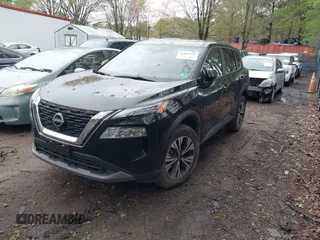 2023 Nissan Rogue SV z VIN JN8BT3BA2PW002884, wystawiony jako IAAI lot #41963571 z przebiegiem 21 488 mil mil oraz . Historia ofert i sprzedaży dostępna na DreamBid. Obrazek 2.