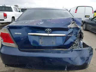 2005 Toyota Camry STD z VIN 4T1BE32K55U084967, wystawiony jako IAAI lot #42138311 z przebiegiem 272 779 mil mil oraz . Historia ofert i sprzedaży dostępna na DreamBid. Obrazek 16.