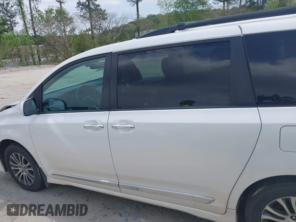 2019 Toyota Sienna XLE Auto Access Seat with VIN 5TDYZ3DC3KS970200, listed as a IAAI auction lot 42007928 with 64,023 mi miles. Bid and sale history available at carsss.com. Image 14.