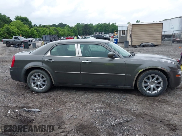 2008 Chrysler 300 Touring z VIN 2C3LA53G08H165266, wystawiony jako IAAI lot #42219596 z przebiegiem 119 141 mil mil oraz . Historia ofert i sprzedaży dostępna na DreamBid. Obrazek 13.