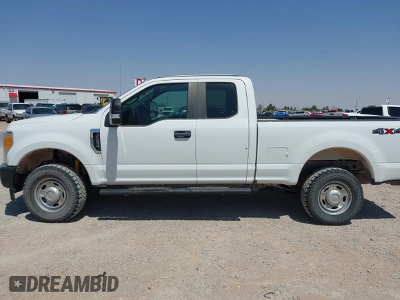 2017 Ford F-250 XLT с VIN 1FT7X2B6XHEF24648, выставлен на аукционе IAAI как лот 42256826 с пробегом 107 678 миль миль и . История ставок и продаж доступна на DreamBid. Изображение 14.