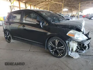 2007 Nissan Versa S z VIN 3N1BC13E37L417125, wystawiony jako Copart lot #57256915 z przebiegiem 131 961 mil mil oraz Szkoda całkowita • Salvage title. Historia ofert i sprzedaży dostępna na DreamBid. Obrazek 4.