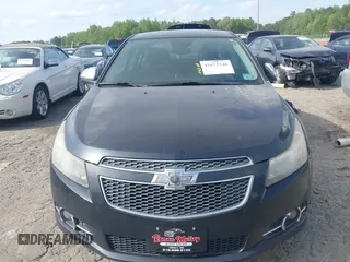 2014 Chevrolet Cruze 2LT z VIN 1G1PE5SB2E7320522, wystawiony jako IAAI lot #42073346 z przebiegiem 116 427 mil mil oraz . Historia ofert i sprzedaży dostępna na DreamBid. Obrazek 12.