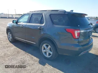 2017 Ford Explorer XLT z VIN 1FM5K8D89HGA43961, wystawiony jako IAAI lot #42174785 z przebiegiem 104 435 mil mil oraz . Historia ofert i sprzedaży dostępna na DreamBid. Obrazek 3.