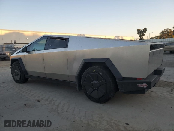 2024 Tesla Cybertruck z VIN 7G2CEHED6RA003275, wystawiony jako Copart lot #89005955 z przebiegiem 10 456 mil mil oraz Szkoda całkowita • Salvage title. Historia ofert i sprzedaży dostępna na DreamBid. Obrazek 2.