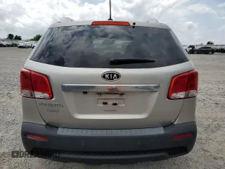 2013 Kia Sorento LX z VIN 5XYKT3A63DG400462, wystawiony jako Copart lot #57388925 z przebiegiem 304 354 mil mil oraz Szkoda całkowita • Salvage title. Historia ofert i sprzedaży dostępna na DreamBid. Obrazek 6.