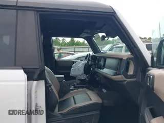 2023 Ford Bronco z VIN 1FMEE5DP2PLB16493, wystawiony jako IAAI lot #42507079 z przebiegiem 59 656 mil mil oraz . Historia ofert i sprzedaży dostępna na DreamBid. Obrazek 5.