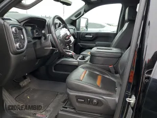 2021 GMC Sierra 3500HD AT4 z VIN 1GT49VEYXMF124749, wystawiony jako Copart lot #69328184 z przebiegiem 79 678 mil mil oraz Szkody całkowita. Historia ofert i sprzedaży dostępna na DreamBid. Obrazek 7.