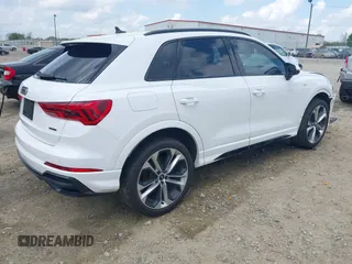 2022 Audi Q3 S line Premium Plus z VIN WA1EECF31N1148535, wystawiony jako IAAI lot #41947659 z przebiegiem 31 880 mil mil oraz . Historia ofert i sprzedaży dostępna na DreamBid. Obrazek 4.