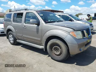 2007 Nissan Pathfinder S z VIN 5N1AR18U27C612566, wystawiony jako IAAI lot #42250638 z przebiegiem 145 409 mil mil oraz . Historia ofert i sprzedaży dostępna na DreamBid. Obrazek 1.