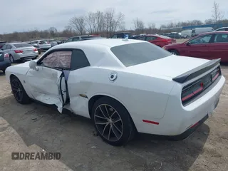2016 Dodge Challenger R/T Scat Pack z VIN 2C3CDZFJ2GH263624, wystawiony jako IAAI lot #41998240 z przebiegiem 51 784 mil mil oraz . Historia ofert i sprzedaży dostępna na DreamBid. Obrazek 14.