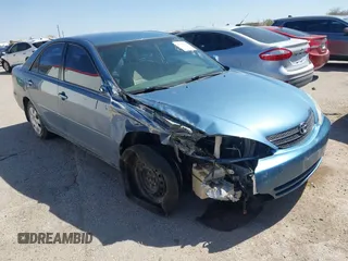 2004 Toyota Camry LE z VIN 4T1BE32K04U907223, wystawiony jako IAAI lot #41795149 z przebiegiem 82 411 mil mil oraz . Historia ofert i sprzedaży dostępna na DreamBid. Obrazek 1.
