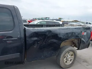 2008 Chevrolet Silverado 3500HD SRW 1LT z VIN 1GCHK33608F201663, wystawiony jako IAAI lot #42179114 z przebiegiem 381 560 mil mil oraz . Historia ofert i sprzedaży dostępna na DreamBid. Obrazek 6.