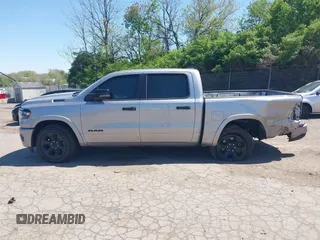 2025 Ram 1500 Big Horn z VIN 1C6RRFFG4SN502088, wystawiony jako IAAI lot #42144309 z przebiegiem 20 991 mil mil oraz . Historia ofert i sprzedaży dostępna na DreamBid. Obrazek 15.