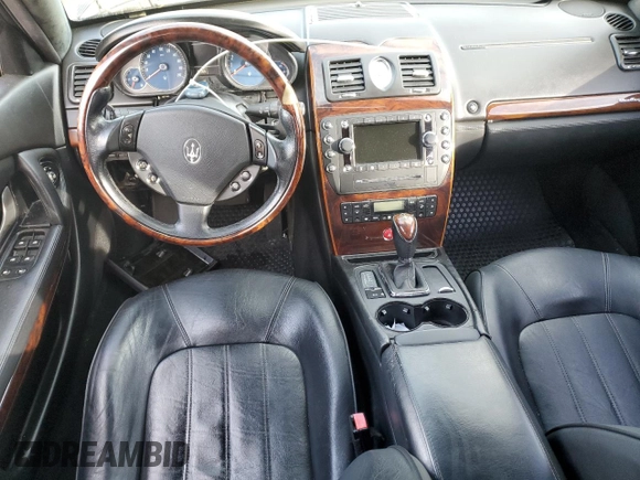 2009 Maserati Quattroporte z VIN ZAMJK39A290046644, wystawiony jako Copart lot #77969144 z przebiegiem 87 355 mil mil oraz Czysty tytuł • Clean title. Historia ofert i sprzedaży dostępna na DreamBid. Obrazek 8.