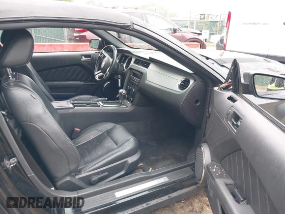 2011 Ford Mustang V6 z VIN 1ZVBP8EM7B5139351, wystawiony jako IAAI lot #42471805 z przebiegiem 80 513 mil mil oraz . Historia ofert i sprzedaży dostępna na DreamBid. Obrazek 5.