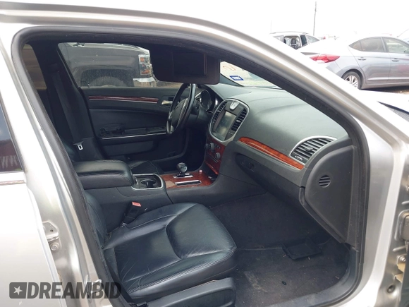 2012 Chrysler 300 Limited z VIN 2C3CCACG6CH216653, wystawiony jako IAAI lot #42108403 z przebiegiem 223 457 mil mil oraz . Historia ofert i sprzedaży dostępna na DreamBid. Obrazek 5.