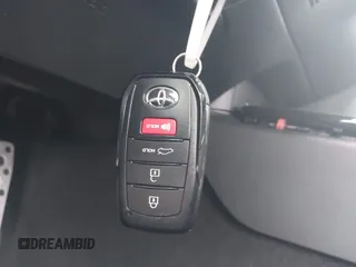 2025 Toyota Camry LE с VIN 4T1DBADK0SU000651, выставлен на аукционе IAAI как лот 42042380 с пробегом 8 793 миль миль и . История ставок и продаж доступна на DreamBid. Изображение 11.