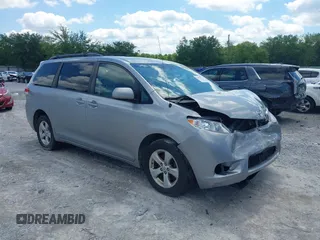 2014 Toyota Sienna LE AAS z VIN 5TDKK3DC6ES437191, wystawiony jako IAAI lot #42235173 z przebiegiem 126 586 mil mil oraz . Historia ofert i sprzedaży dostępna na DreamBid. Obrazek 1.