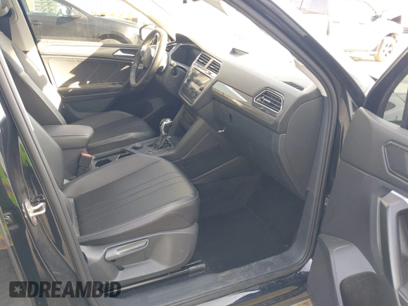 2022 Volkswagen Tiguan SE z VIN 3VV2B7AX4NM118467, wystawiony jako IAAI lot #41769676 z przebiegiem 55 305 mil mil oraz . Historia ofert i sprzedaży dostępna na DreamBid. Obrazek 5.