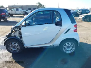 2015 Smart fortwo Passion z VIN WMEEJ3BA7FK805194, wystawiony jako IAAI lot #41676265 z przebiegiem 47 096 mil mil oraz . Historia ofert i sprzedaży dostępna na DreamBid. Obrazek 15.