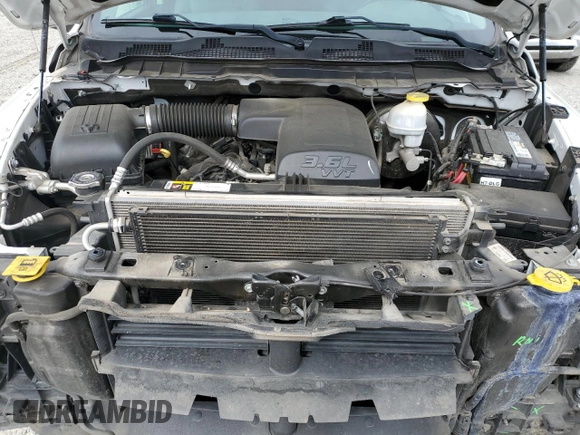 2017 Ram 1500 Tradesman z VIN 1C6RR7FG1HS837373, wystawiony jako Copart lot #59817945 z przebiegiem 90 298 mil mil oraz Szkoda całkowita • Salvage title. Historia ofert i sprzedaży dostępna na DreamBid. Obrazek 11.